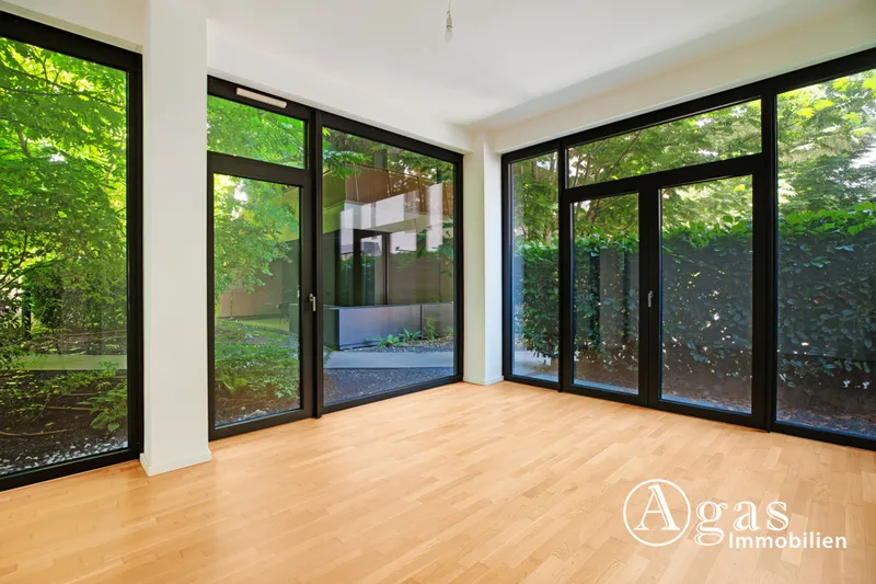 GRÜN UND GEMÜTLICH! Großzügige EG 4 Zimmer Wohnung mit Terrasse, ca. 103 m² und EBK in Mitte! — photo 1
